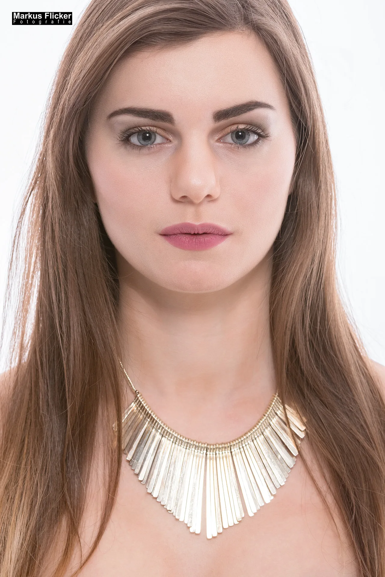 Make-Up Schmuck Haare Portrait Fotoshooting Teilakt Verdeckter Akt mit Female Model Doris