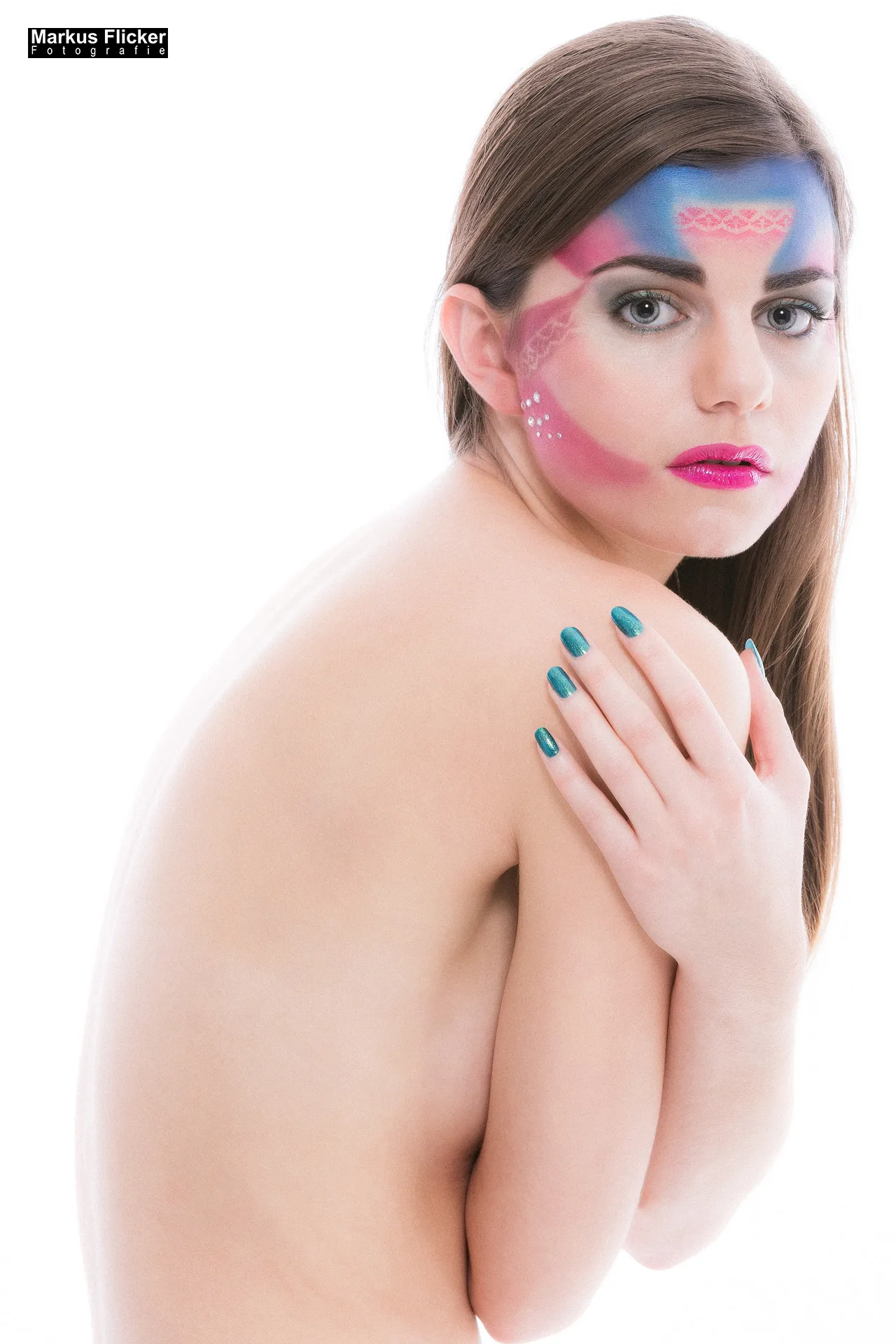 Make-Up Schmuck Haare Portrait Fotoshooting Teilakt Verdeckter Akt mit Female Model Doris