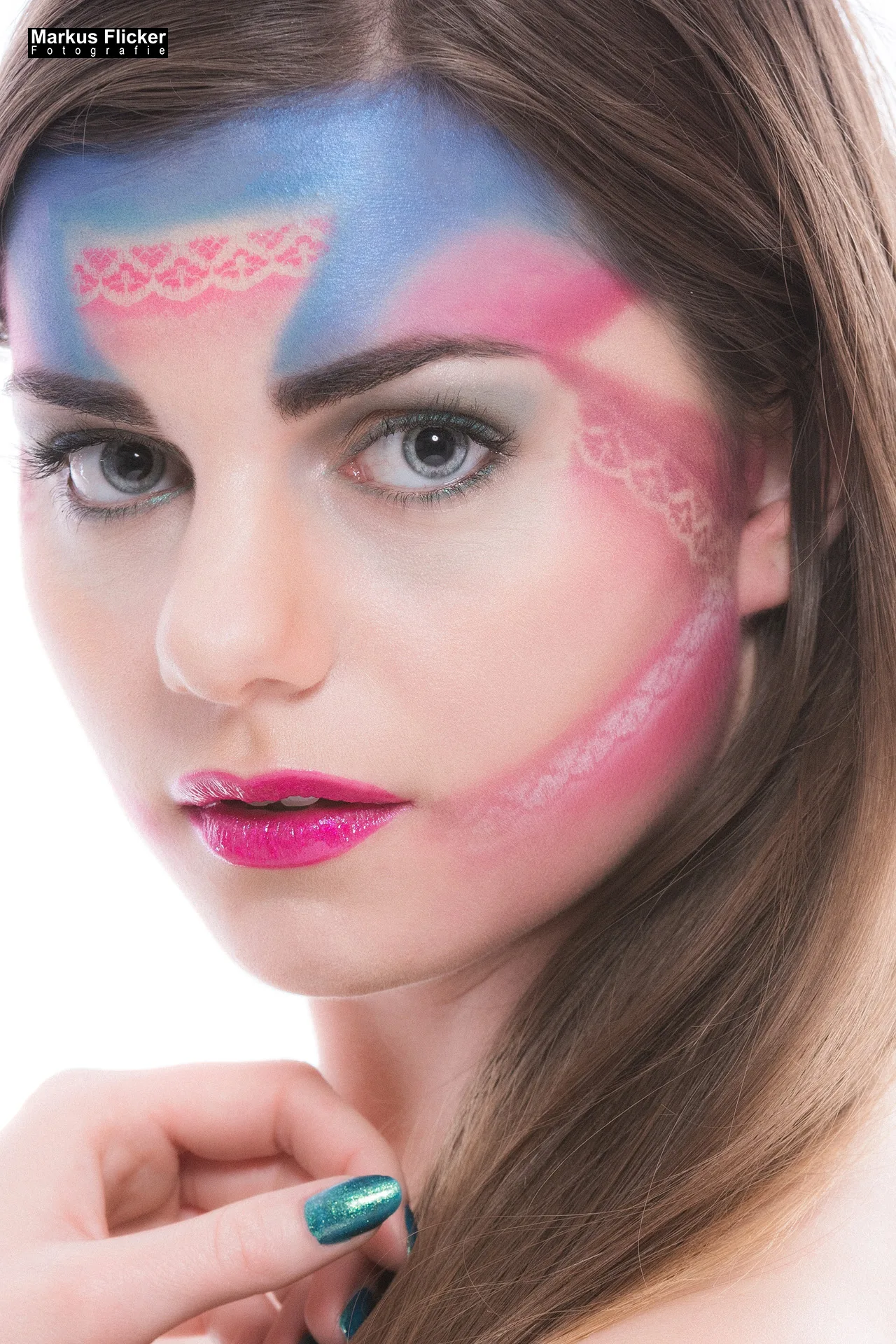 Make-Up Schmuck Haare Portrait Fotoshooting Teilakt Verdeckter Akt mit Female Model Doris