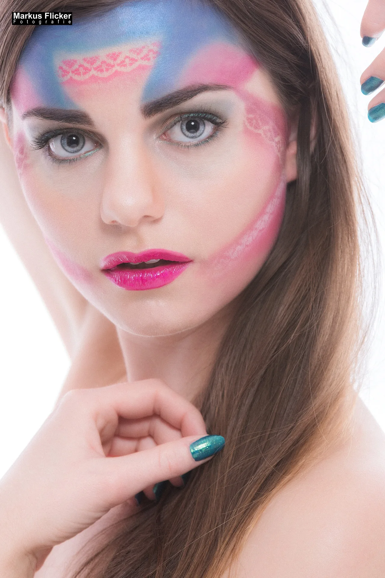 Make-Up Schmuck Haare Portrait Fotoshooting Teilakt Verdeckter Akt mit Female Model Doris