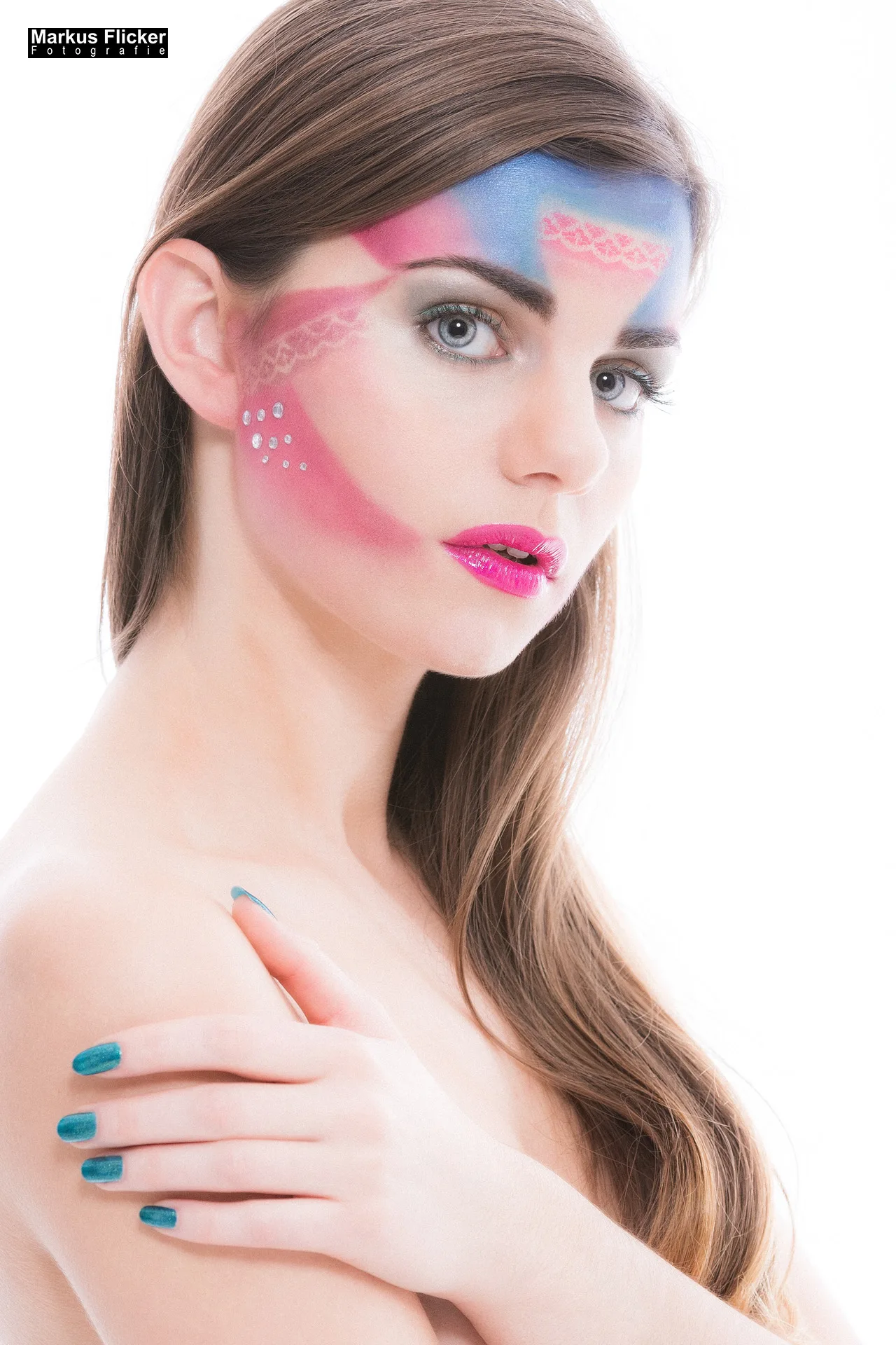 Make-Up Schmuck Haare Portrait Fotoshooting Teilakt Verdeckter Akt mit Female Model Doris