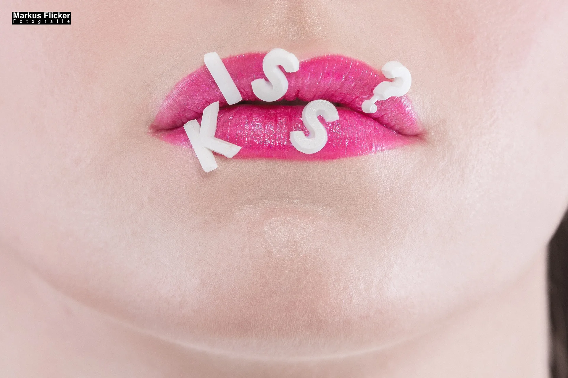 Make-Up Schmuck Haare Portrait Fotoshooting Teilakt Verdeckter Akt mit Female Model Doris