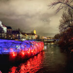 Die Murinsel Graz mit Beleuchtung zur Weihnachtszeit