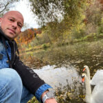 Fotografieren von Schwänen am Fluss im Herbst mit dem Smartphone