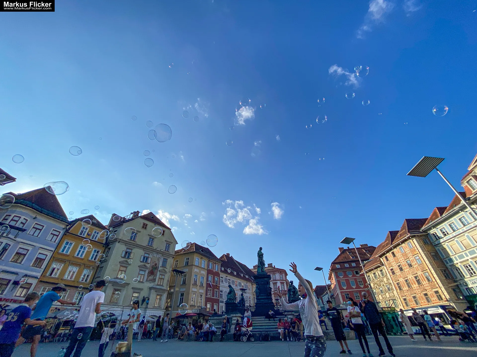 Graz Hauptstadt des südösterreichischen Bundeslandes Steiermark Hauptplatz mit Seifenblasen