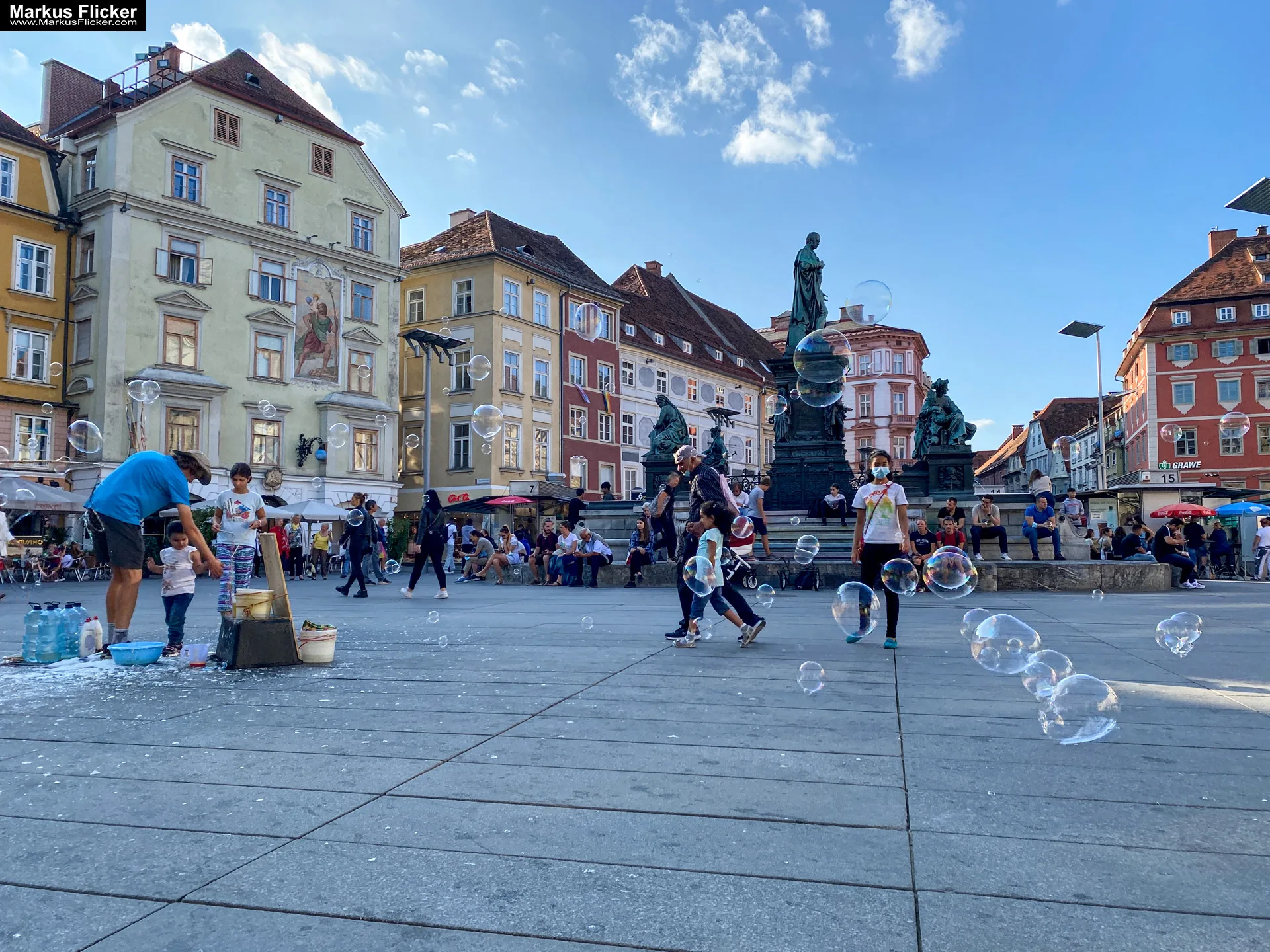 Graz Hauptstadt des südösterreichischen Bundeslandes Steiermark Hauptplatz mit Seifenblasen