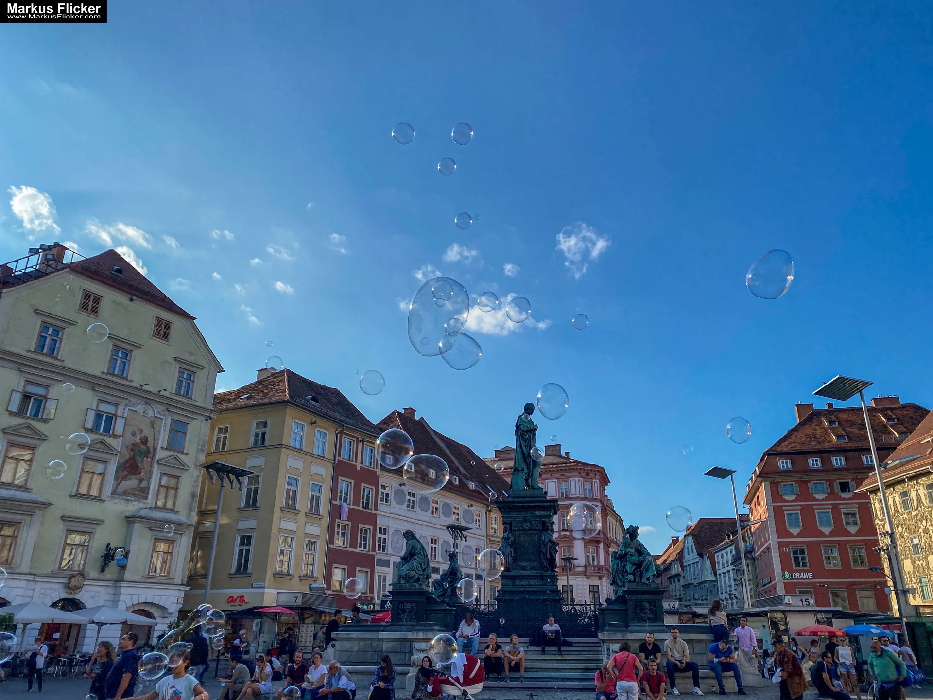 Graz Hauptstadt des südösterreichischen Bundeslandes Steiermark Hauptplatz mit Seifenblasen