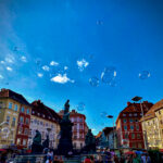 Graz Hauptstadt des südösterreichischen Bundeslandes Steiermark Hauptplatz mit Seifenblasen