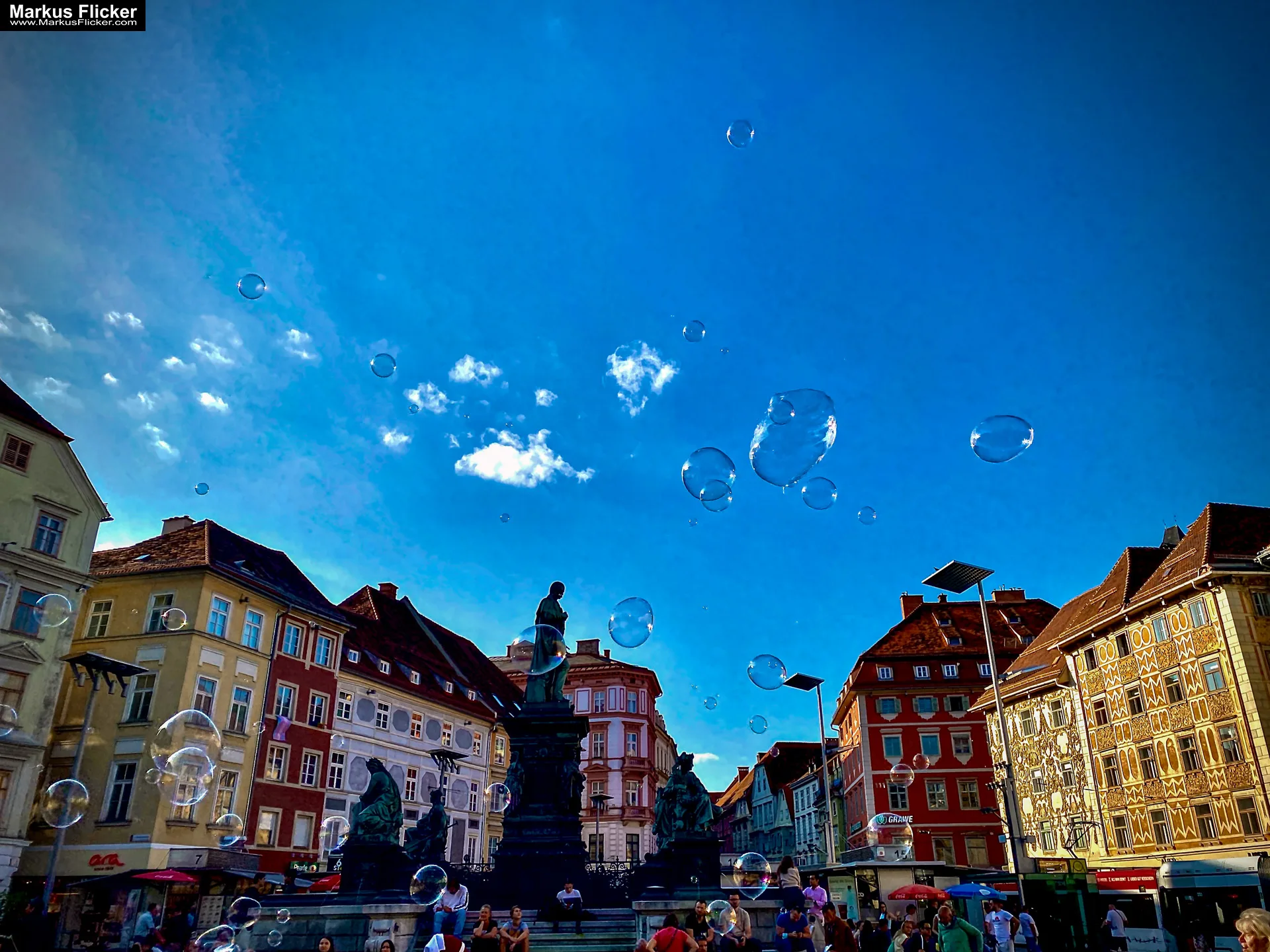 Graz Hauptstadt des südösterreichischen Bundeslandes Steiermark Hauptplatz mit Seifenblasen
