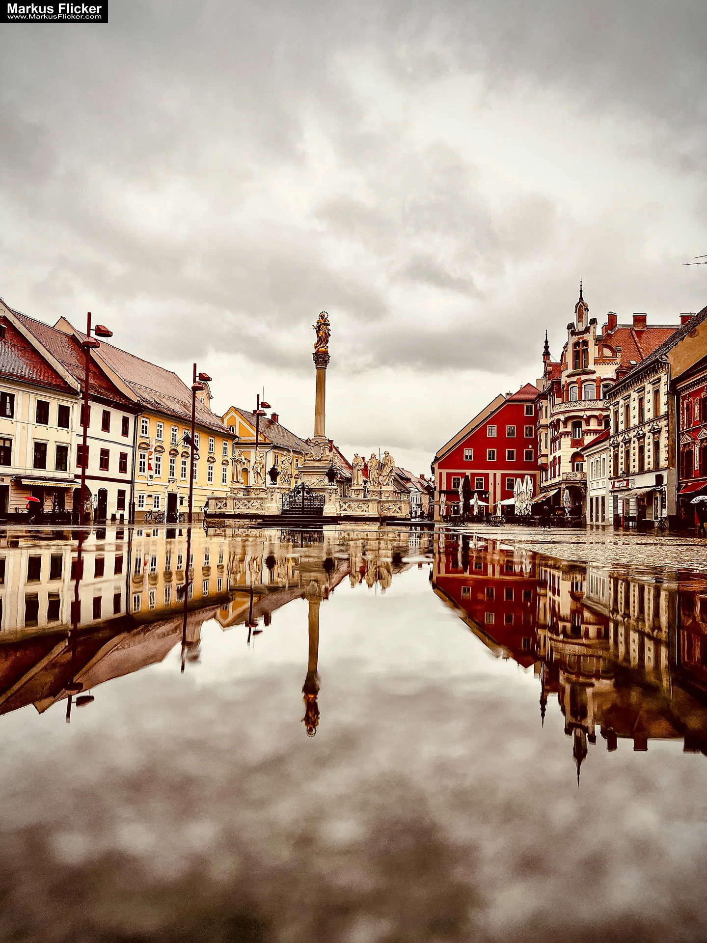 Spiegelung im Wasser der Pest Gedenksäule am Glavni trg Hauptplatz Maribor