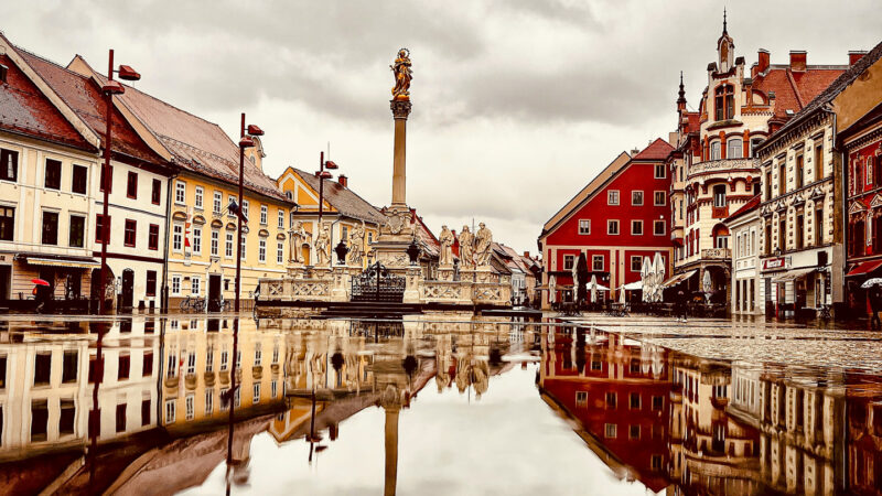 Spiegelung im Wasser der Pest Gedenksäule am Glavni trg Hauptplatz Maribor
