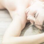 EroticArt On The Floor Female Model Lisa liegend am Boden Homeshooting