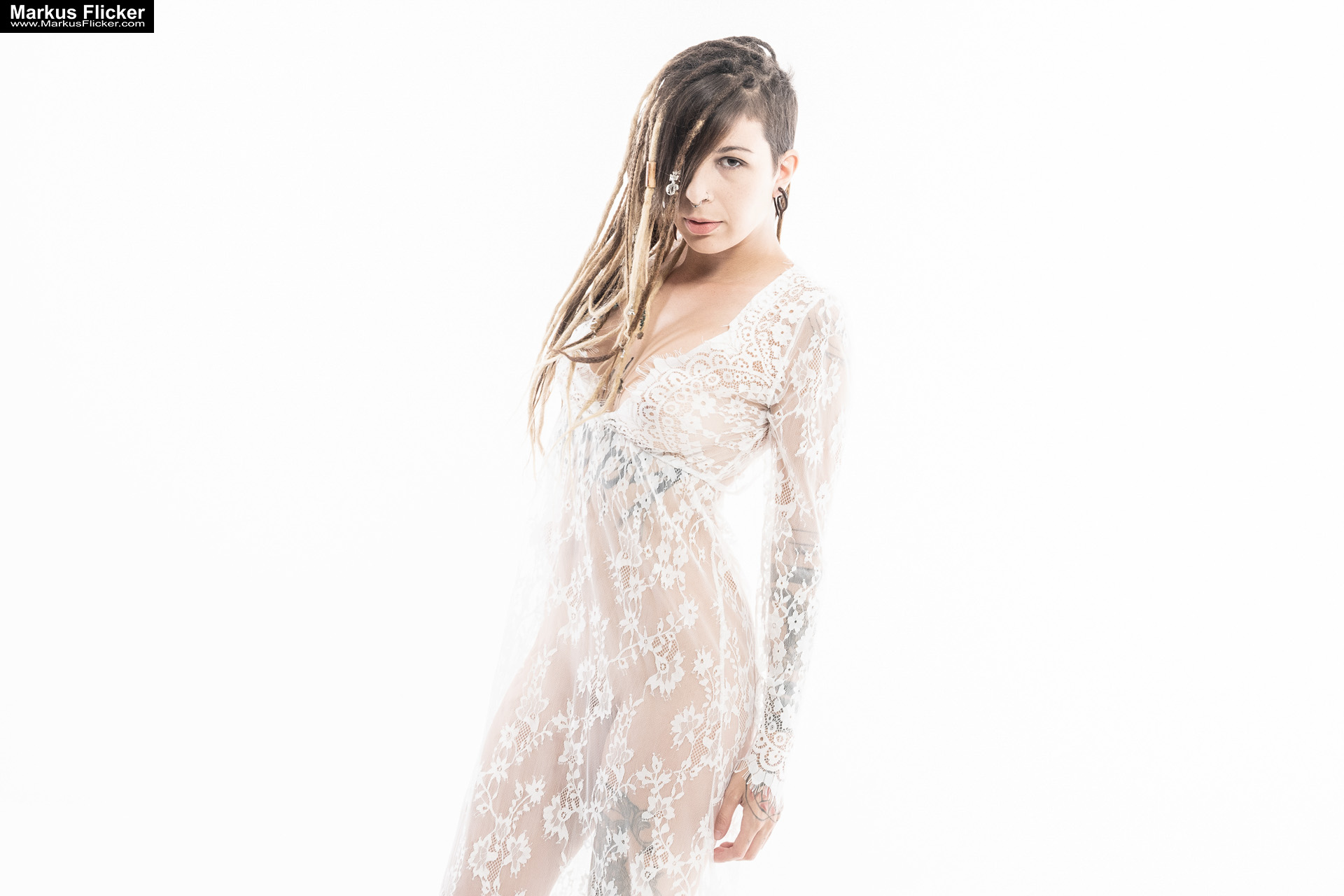 Das weiße Kleid mit Female Girl Model Lisa Tattoo Piercing
