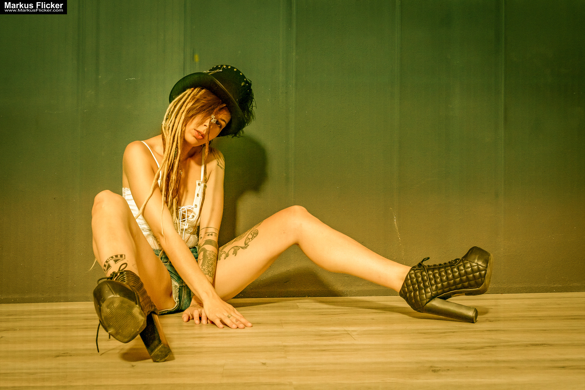 Goggles Sexy Female Model Steampunk Girl Dreadlocks Dessous Tattoo Piercing