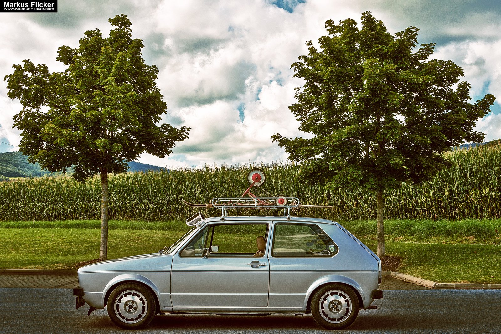 Restaurierte Schönheit: VW Golf Oldtimer Car Photography HDR Look. Zeitreise auf Rädern: Ein fotografischer Tribut an den VW Golf 1 Oldtimer.