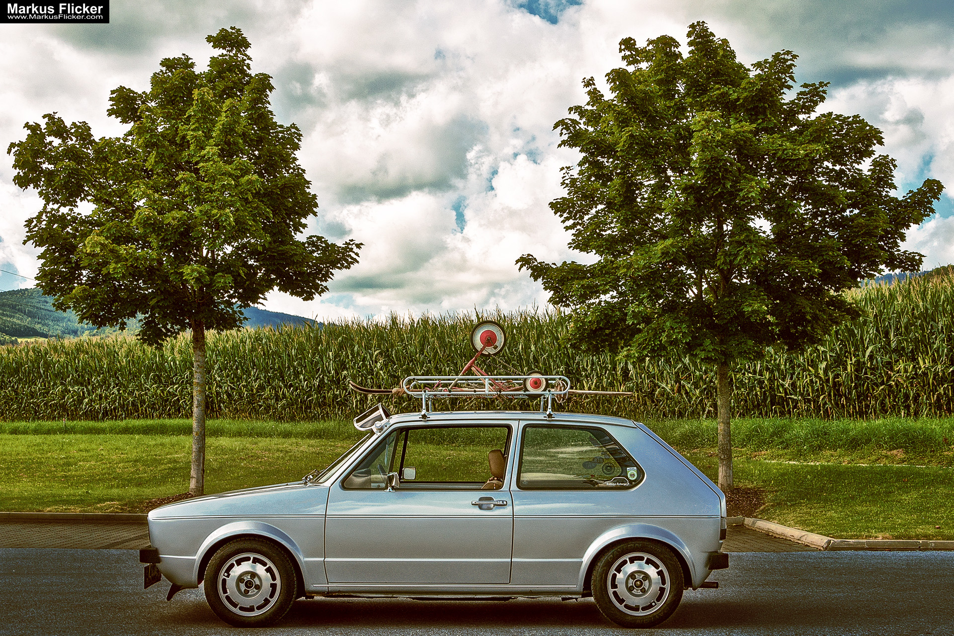 Restaurierte Schönheit: VW Golf Oldtimer Car Photography HDR Look. Zeitreise auf Rädern: Ein fotografischer Tribut an den VW Golf 1 Oldtimer.