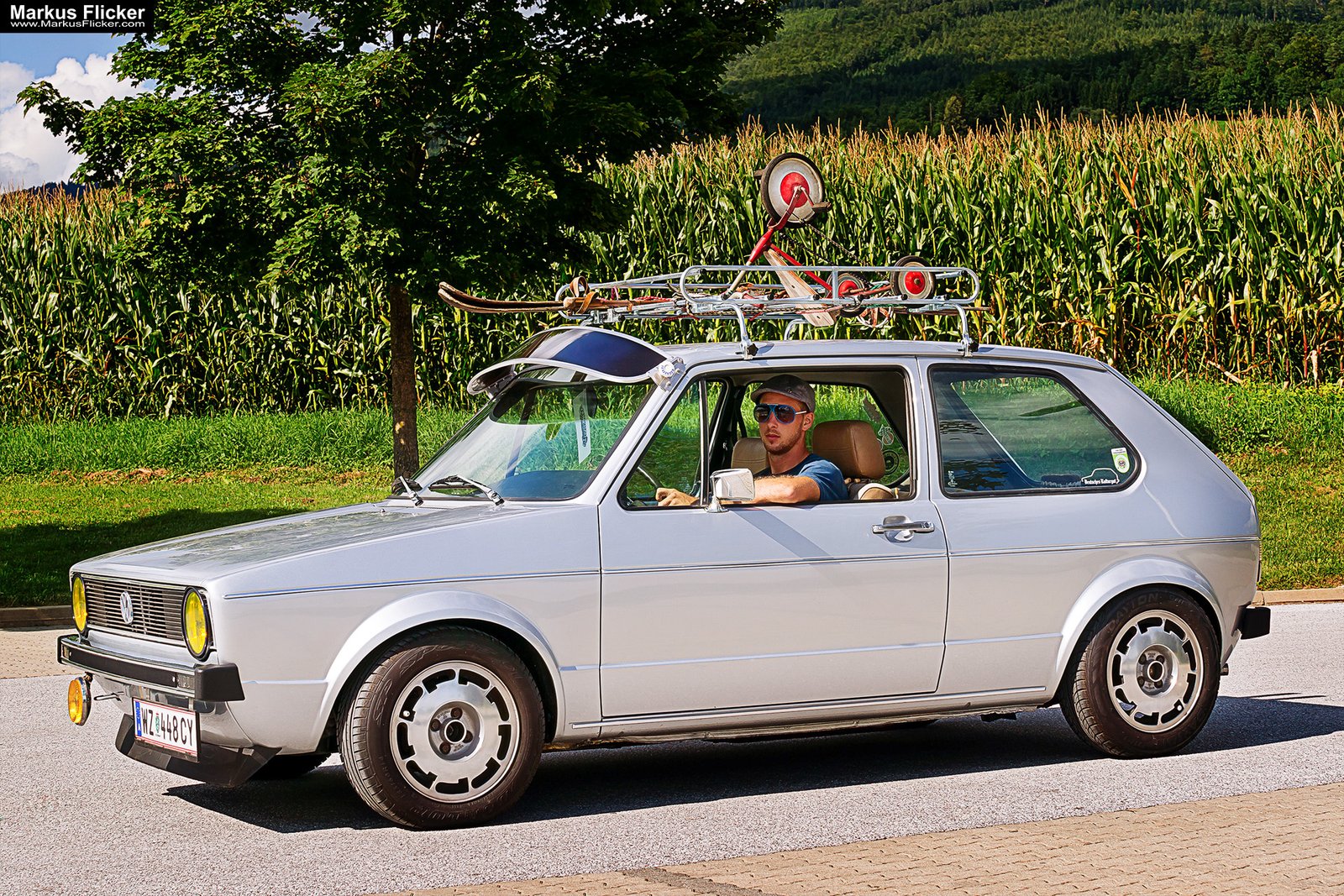 Restaurierte Schönheit: VW Golf Oldtimer Car Photography HDR Look. Zeitreise auf Rädern: Ein fotografischer Tribut an den VW Golf 1 Oldtimer. 20 Tipps zur Oldtimer Fotografie