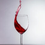 Wein im Weinglas Fotografie Water Splash Photo Shoot Product Photography Produktfoto Werbefoto Rotwein