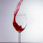 Wein im Weinglas Fotografie Water Splash Photo Shoot Product Photography Produktfoto Werbefoto Rotwein