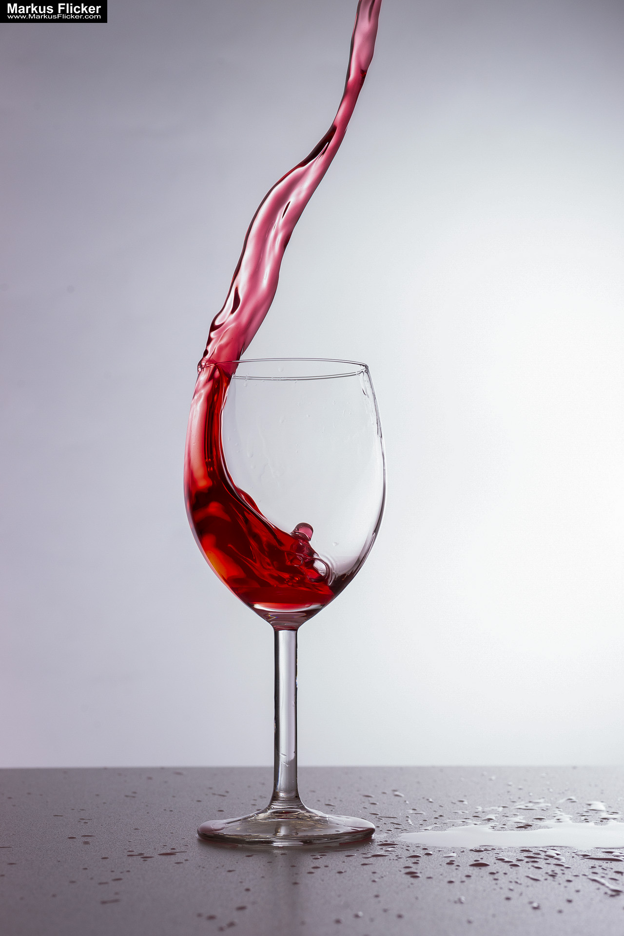 Wein im Weinglas Fotografie Water Splash Photo Shoot Product Photography Produktfoto Werbefoto Rotwein