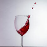 Wein im Weinglas Fotografie Water Splash Photo Shoot Product Photography Produktfoto Werbefoto Rotwein