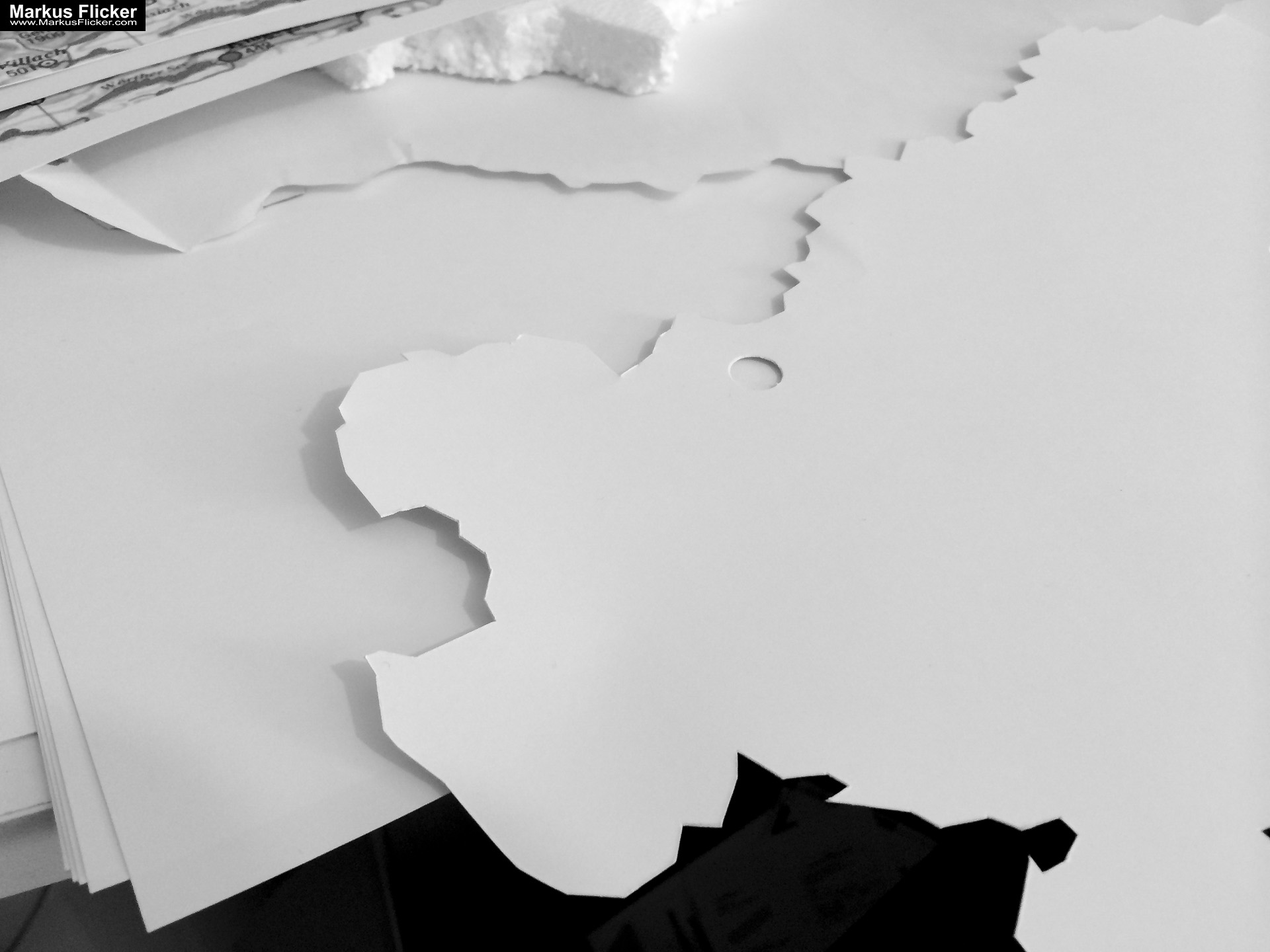 Kreative Fotomotive mit Papier durch Licht und Schatten