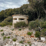 Lost Place Photography Croatia #lostplace #lostplacephotography Schießscharte Bunker am Meer. Fotografieren und Filmen mit dem Smartphone: Bessere Fotos und Videos mit dem Handy für Freizeit, Hobby und Business