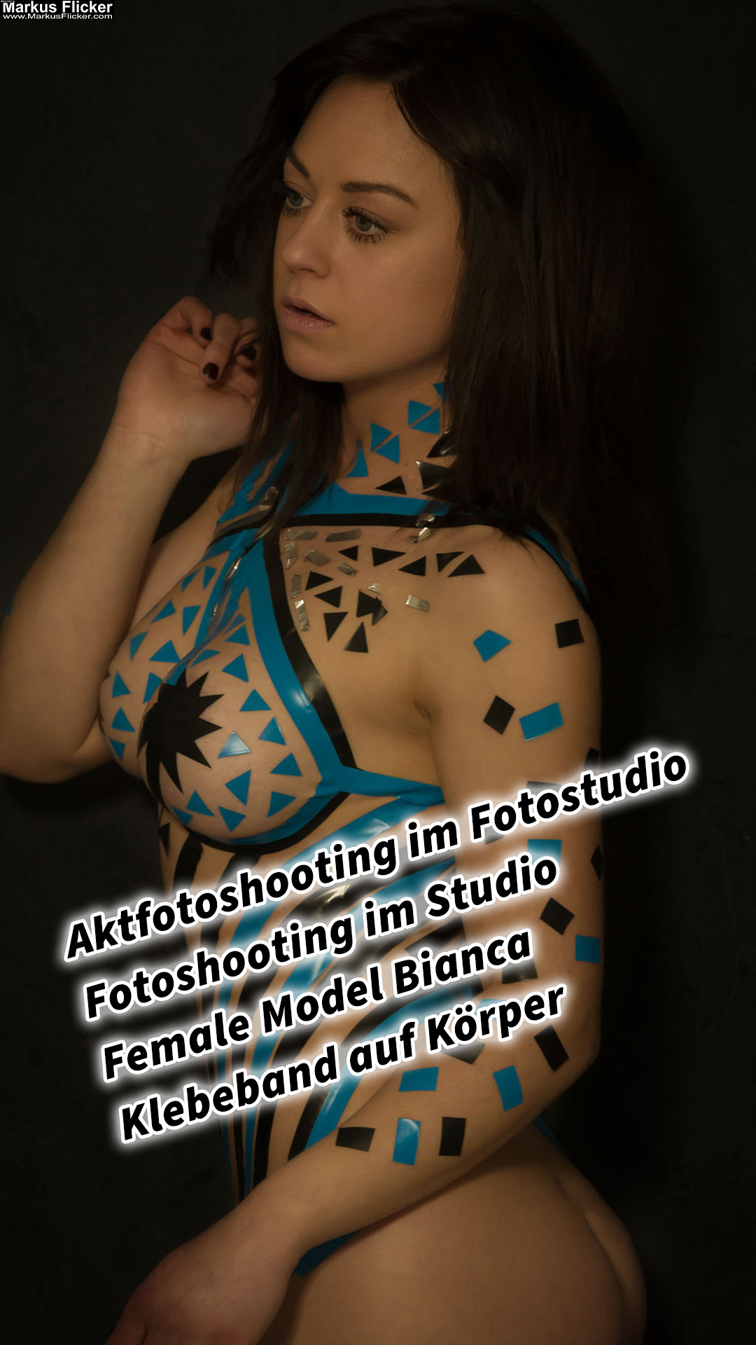 Aktfotoshooting im Fotostudio Fotoshooting im Studio Female Model Bianca Klebeband auf Körper #TapeTheModelPhotography