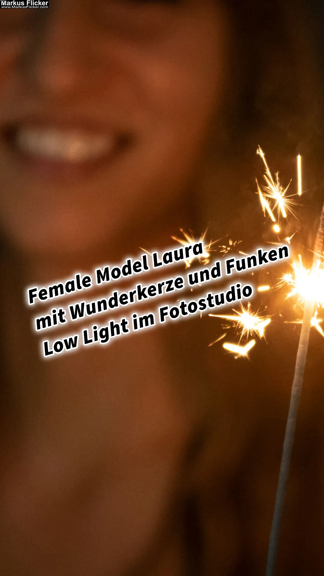 Mehr über den Artikel erfahren Female Model Laura mit Wunderkerze und Funken Low Light Fotografie im Fotostudio inkl. Fototipps und Ticks
