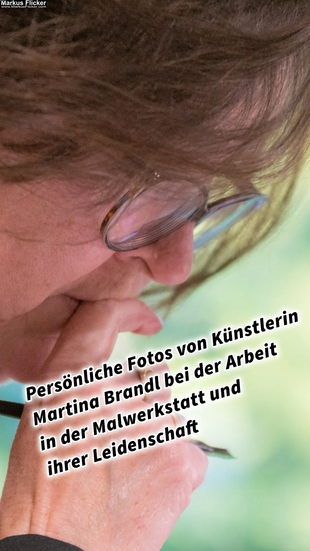 Mehr über den Artikel erfahren Persönliche Fotos von Künstlerin Martina Brandl bei der Arbeit in der Malwerkstatt und ihrer Leidenschaft