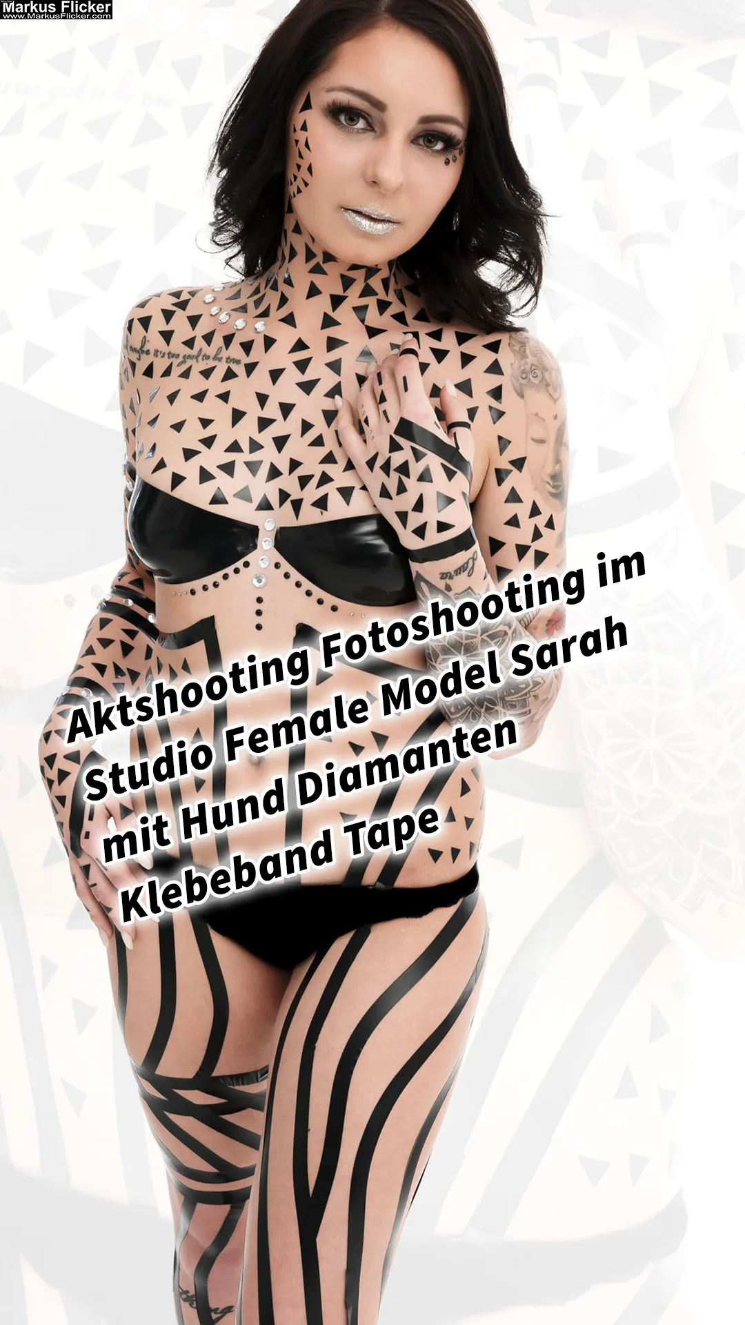 Mehr über den Artikel erfahren Aktshooting Fotoshooting im Studio Female Model Sarah mit Hund Diamanten Klebeband Tape #TapeTheModelPhotography inkl. 37 Fototipps und Bildideen