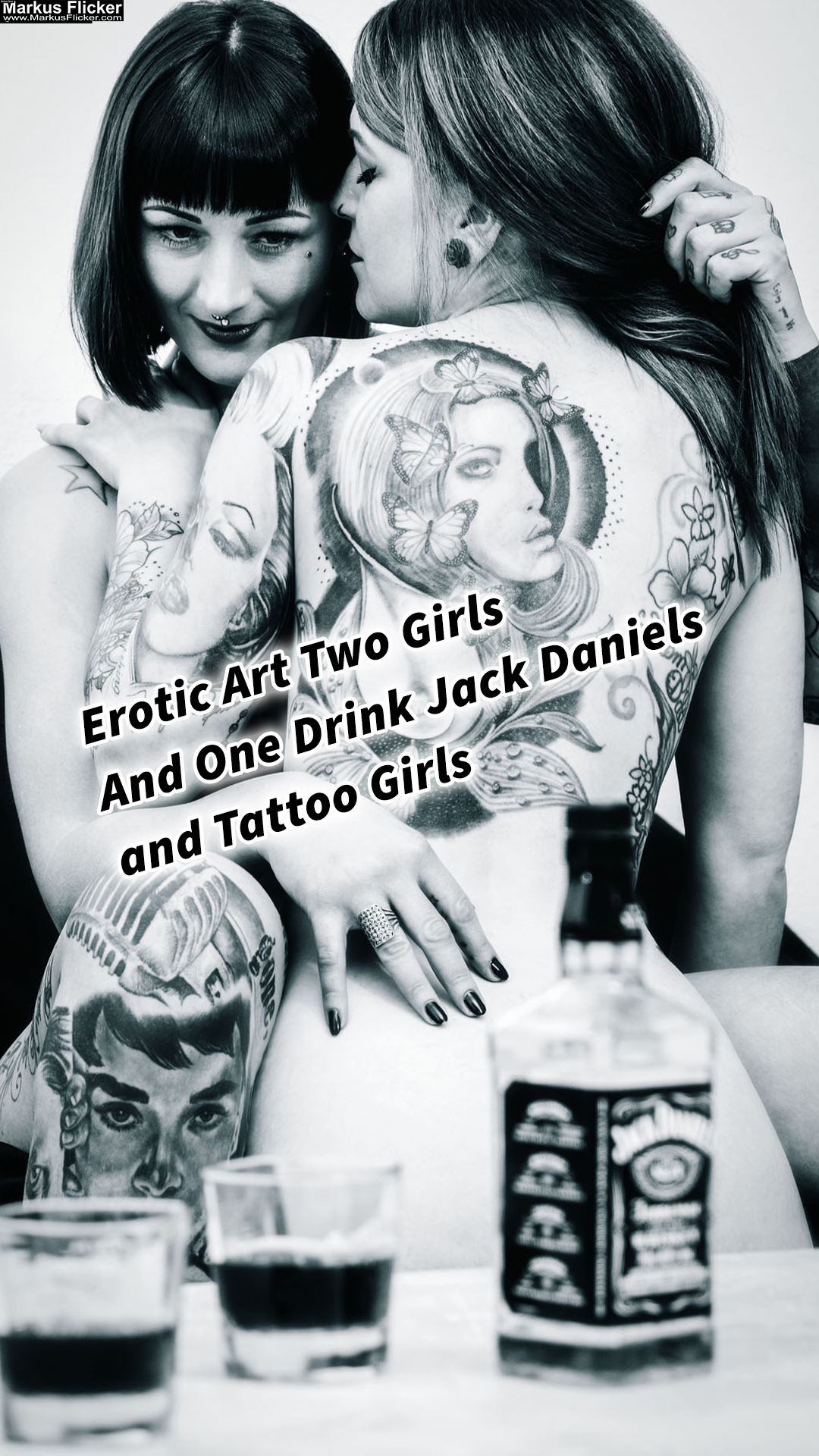 Erotic Art Two Girls And One Drink Jack Daniels and Tattoo Girls Sinnlichkeit und Erotik