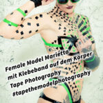 Female Model Marietta mit Klebeband auf dem Körper Tape Photography #tapethemodelphotography Bunte Aktofotografie inkl. 37 Fototipps und Bildideen