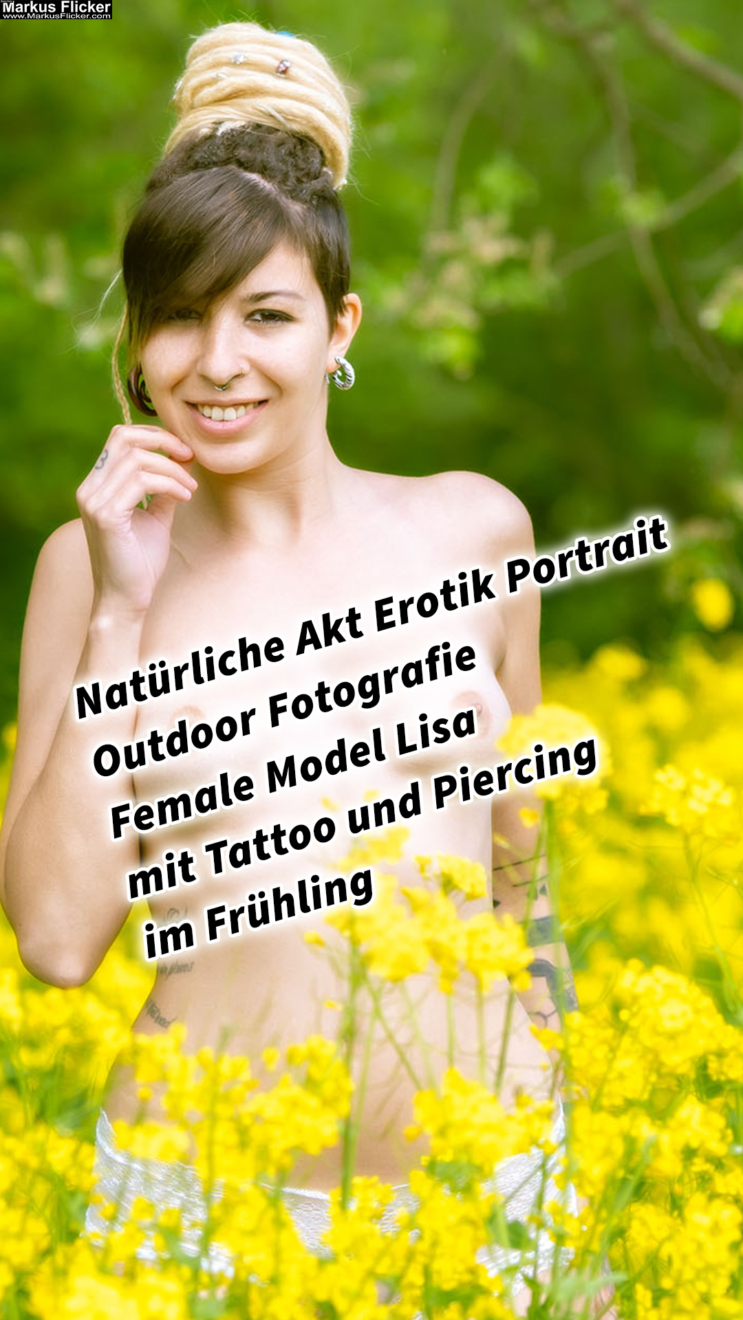 Natürliche Akt Erotik Portrait Outdoor Fotografie Female Model Lisa mit Tattoo und Piercing im Frühling