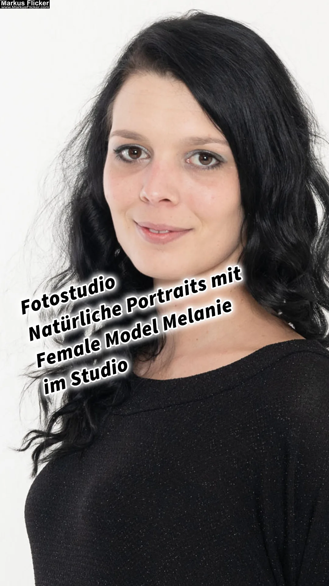 Mehr über den Artikel erfahren Fotostudio Natürliche Portraits mit Female Model Melanie im Studio spontan und gemütlich mit Jeans
