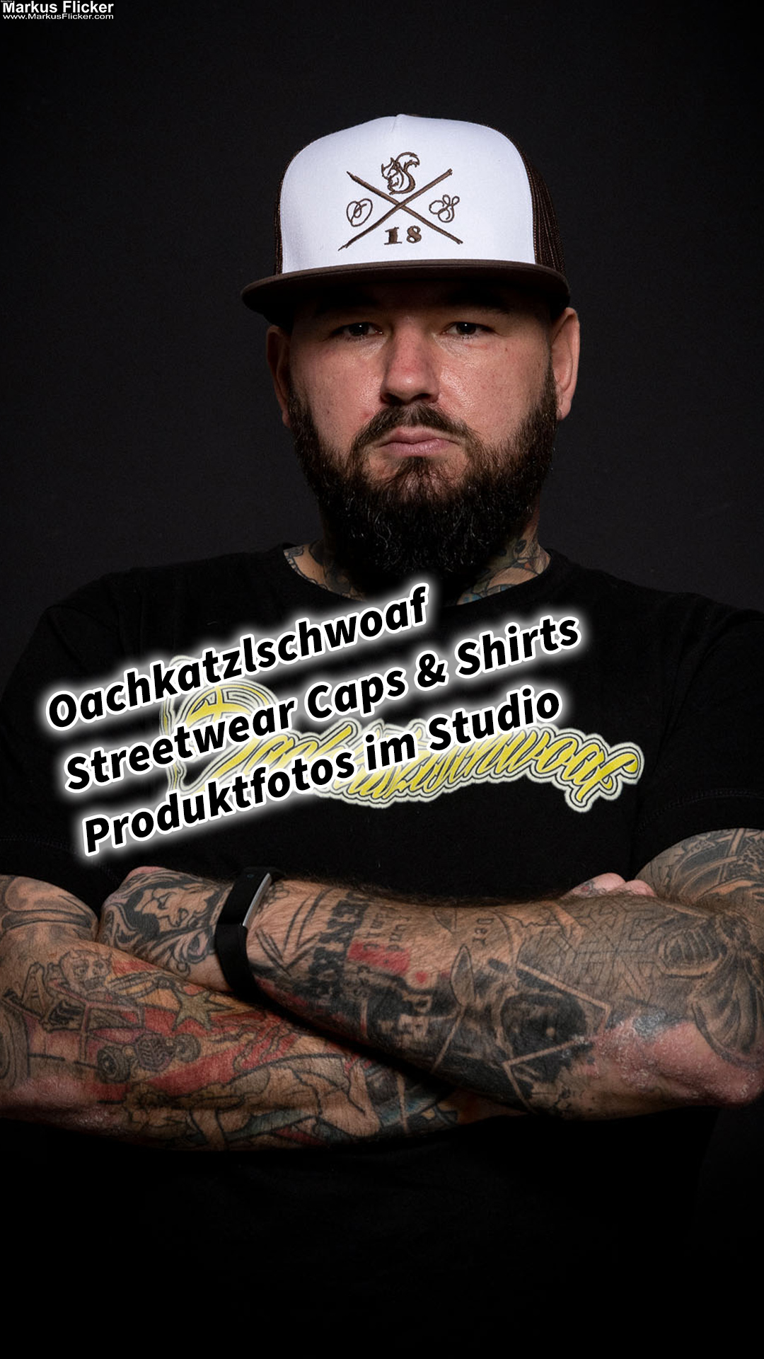 Oachkatzlschwoaf Streetwear Caps & Shirts Produktfotos im Studio