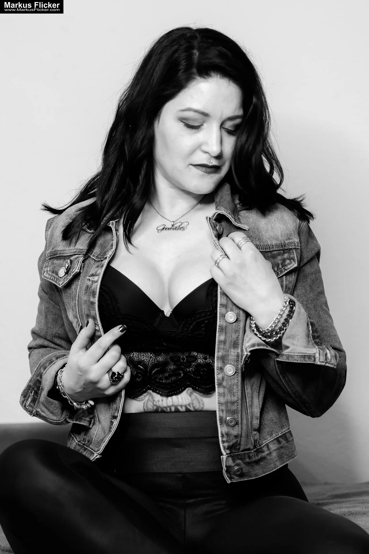 Mehr über den Artikel erfahren Female Model Elisa Dessous Tattoo Homeshooting Black White Photography Denim Jeans Jacket Ein ausdrucksstarkes Homeshooting Schwarz-Weiß-Fotografie und Denim-Jeansjacke inkl. 37 Tipps & Tricks