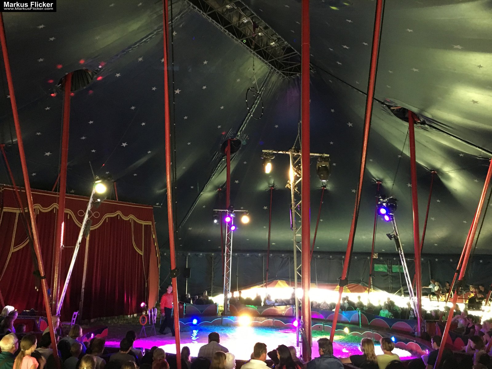 Der Zirkus ist in der Stadt. Fotografieren einer Vorstellung mit dem Smartphone