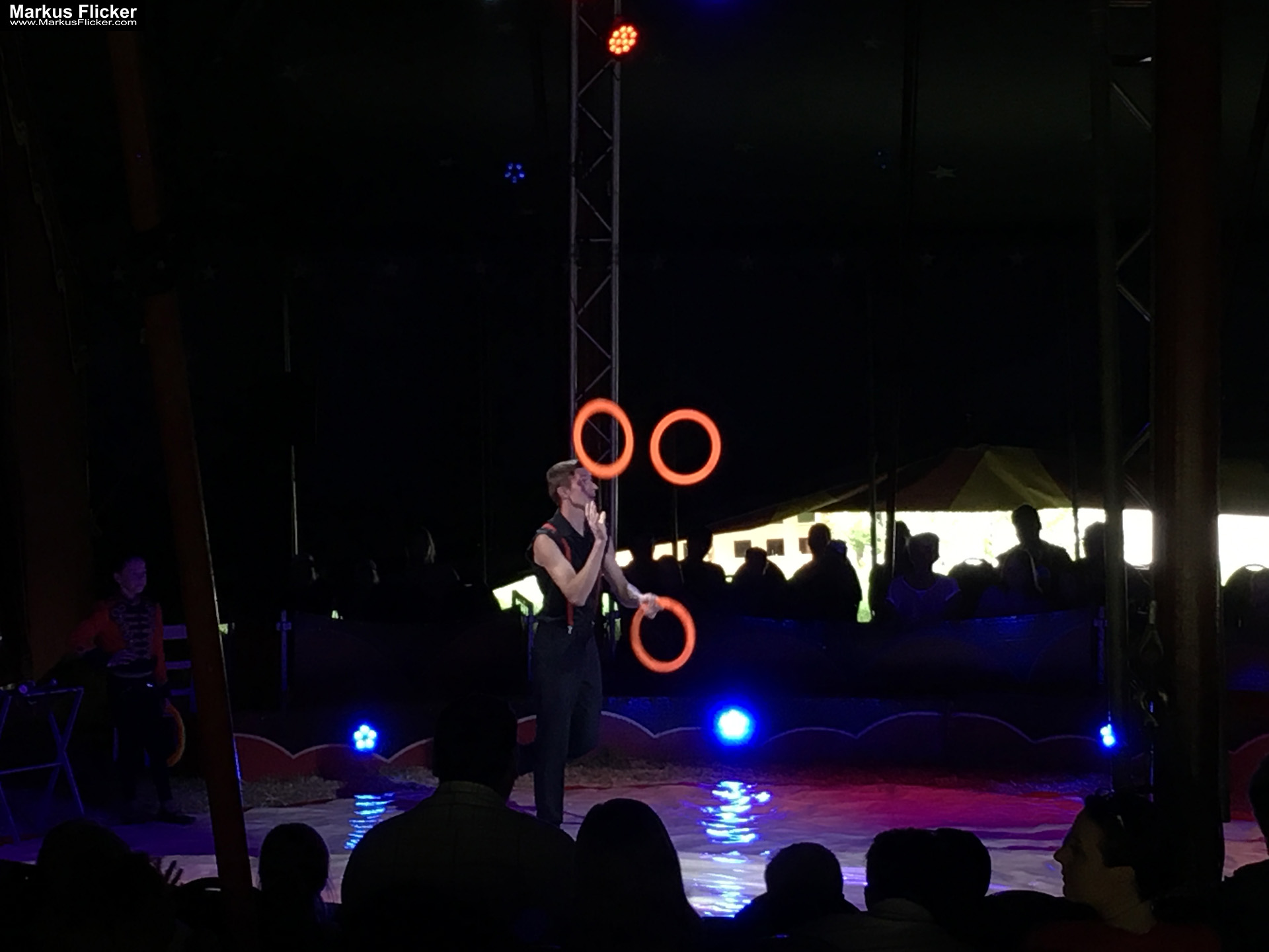 Der Zirkus ist in der Stadt. Fotografieren einer Vorstellung mit dem Smartphone