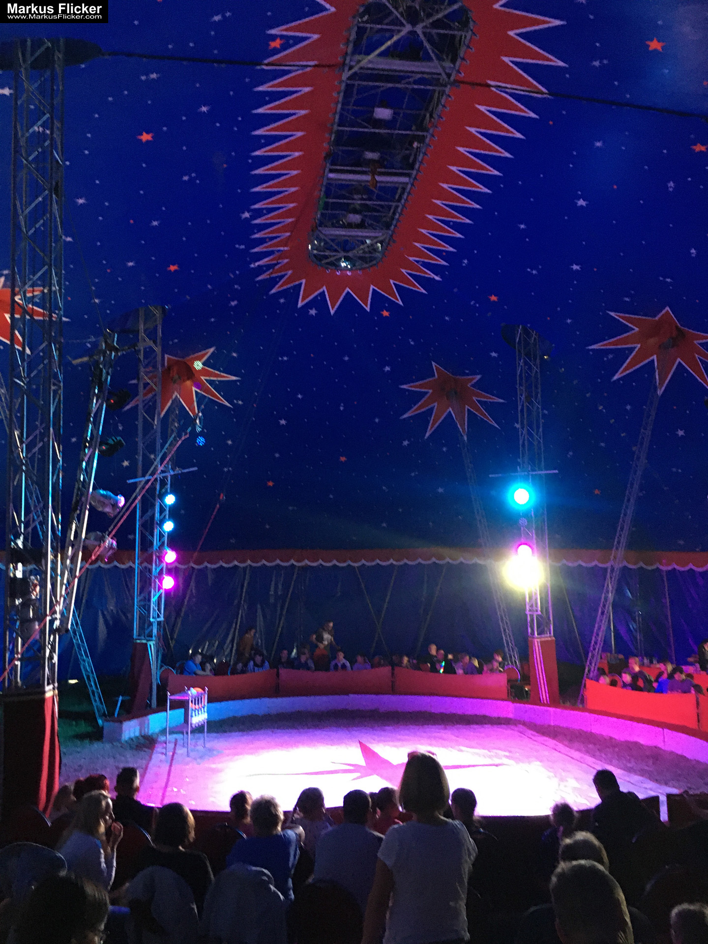 Der Zirkus ist in der Stadt. Fotografieren einer Vorstellung mit dem Smartphone