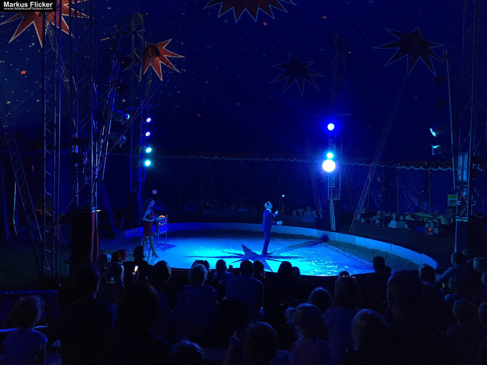 Der Zirkus ist in der Stadt. Fotografieren einer Vorstellung mit dem Smartphone