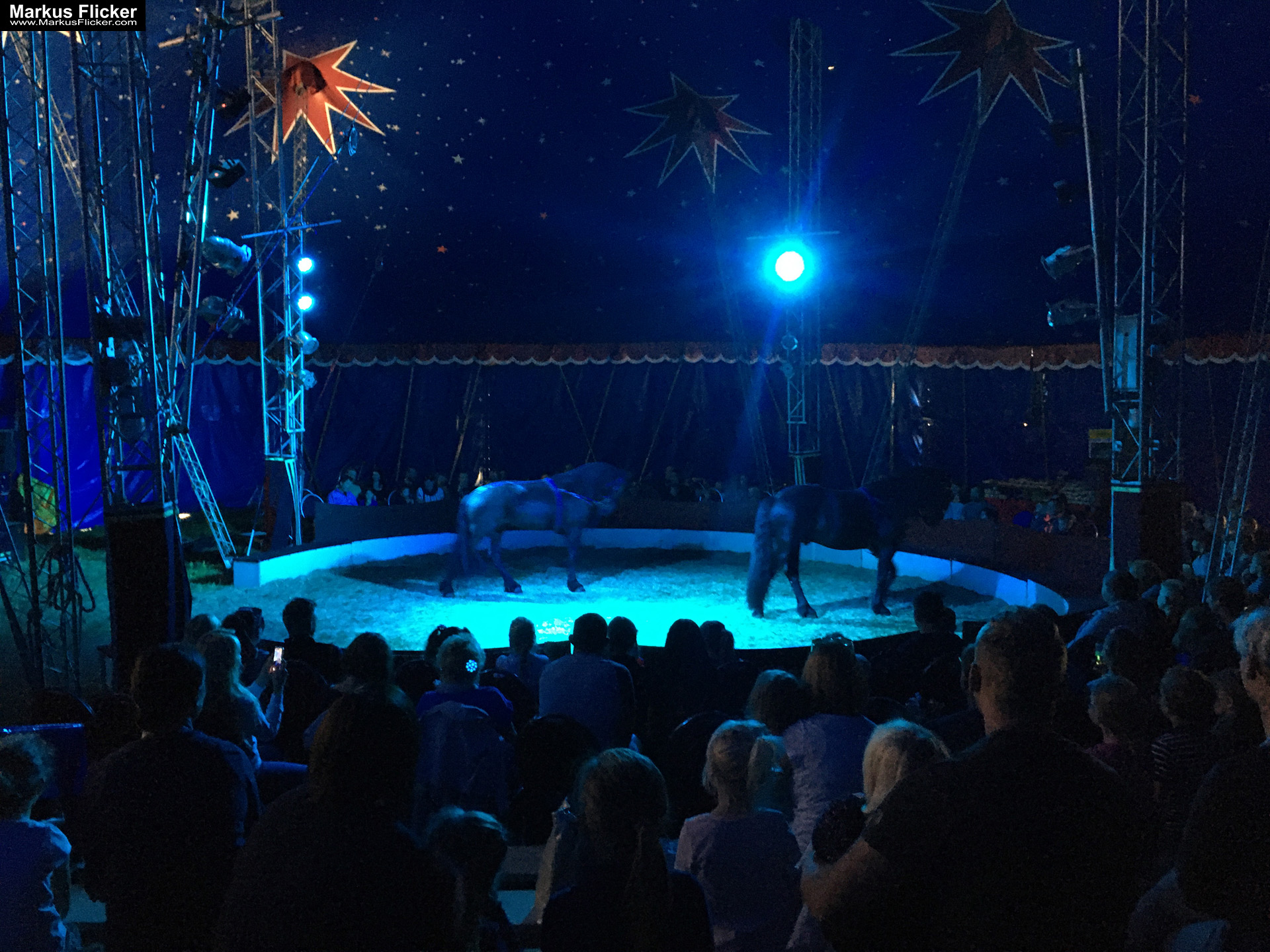 Der Zirkus ist in der Stadt. Fotografieren einer Vorstellung mit dem Smartphone
