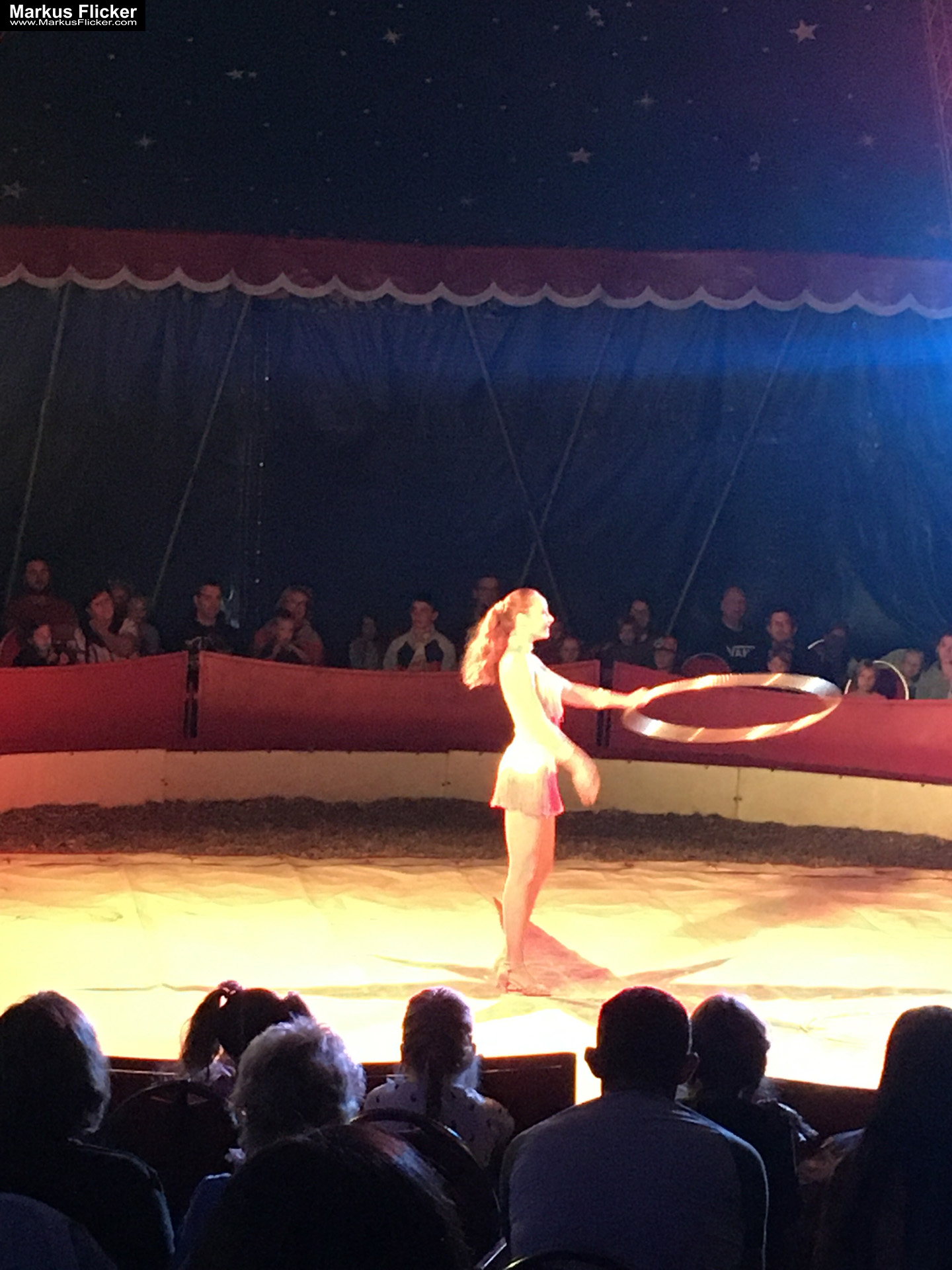 Der Zirkus ist in der Stadt. Fotografieren einer Vorstellung mit dem Smartphone