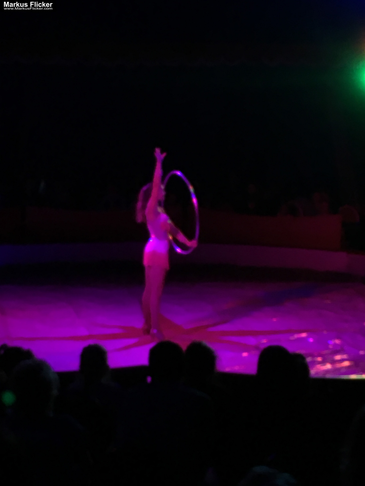 Der Zirkus ist in der Stadt. Fotografieren einer Vorstellung mit dem Smartphone