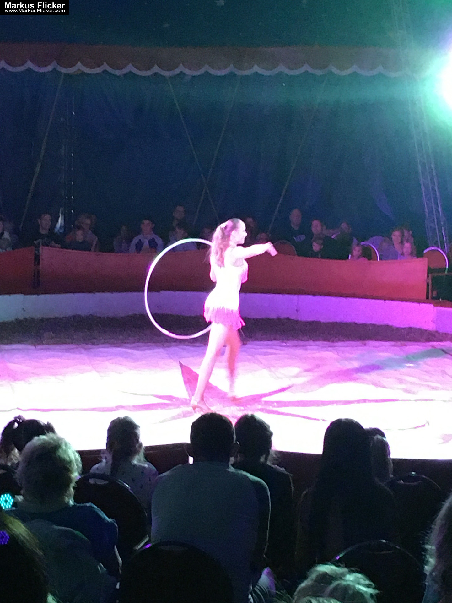 Der Zirkus ist in der Stadt. Fotografieren einer Vorstellung mit dem Smartphone