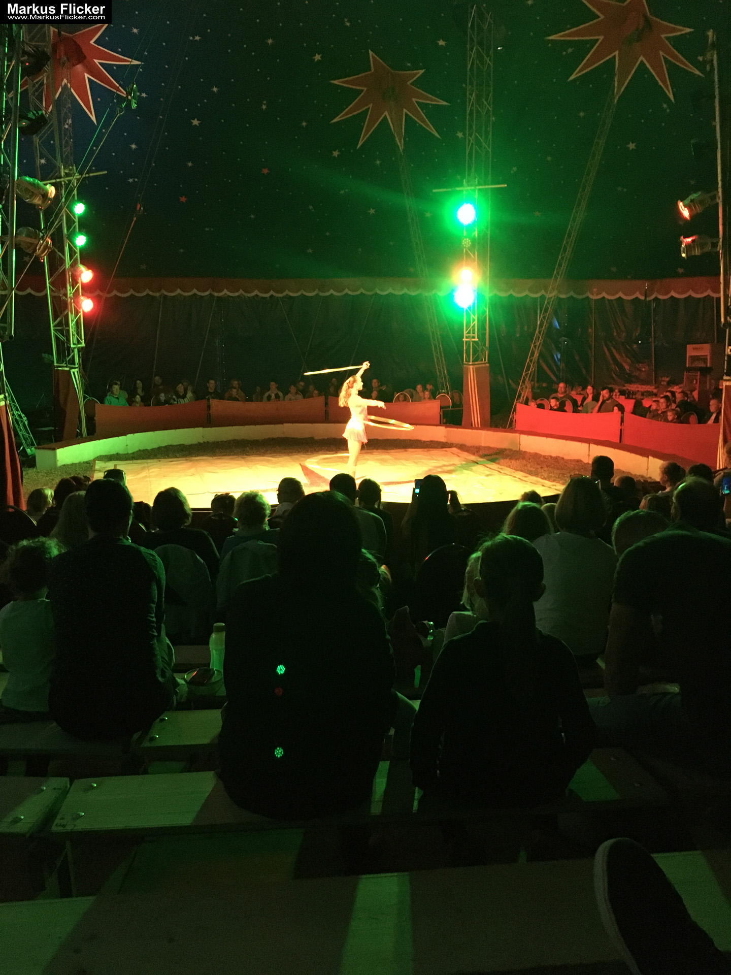 Der Zirkus ist in der Stadt. Fotografieren einer Vorstellung mit dem Smartphone