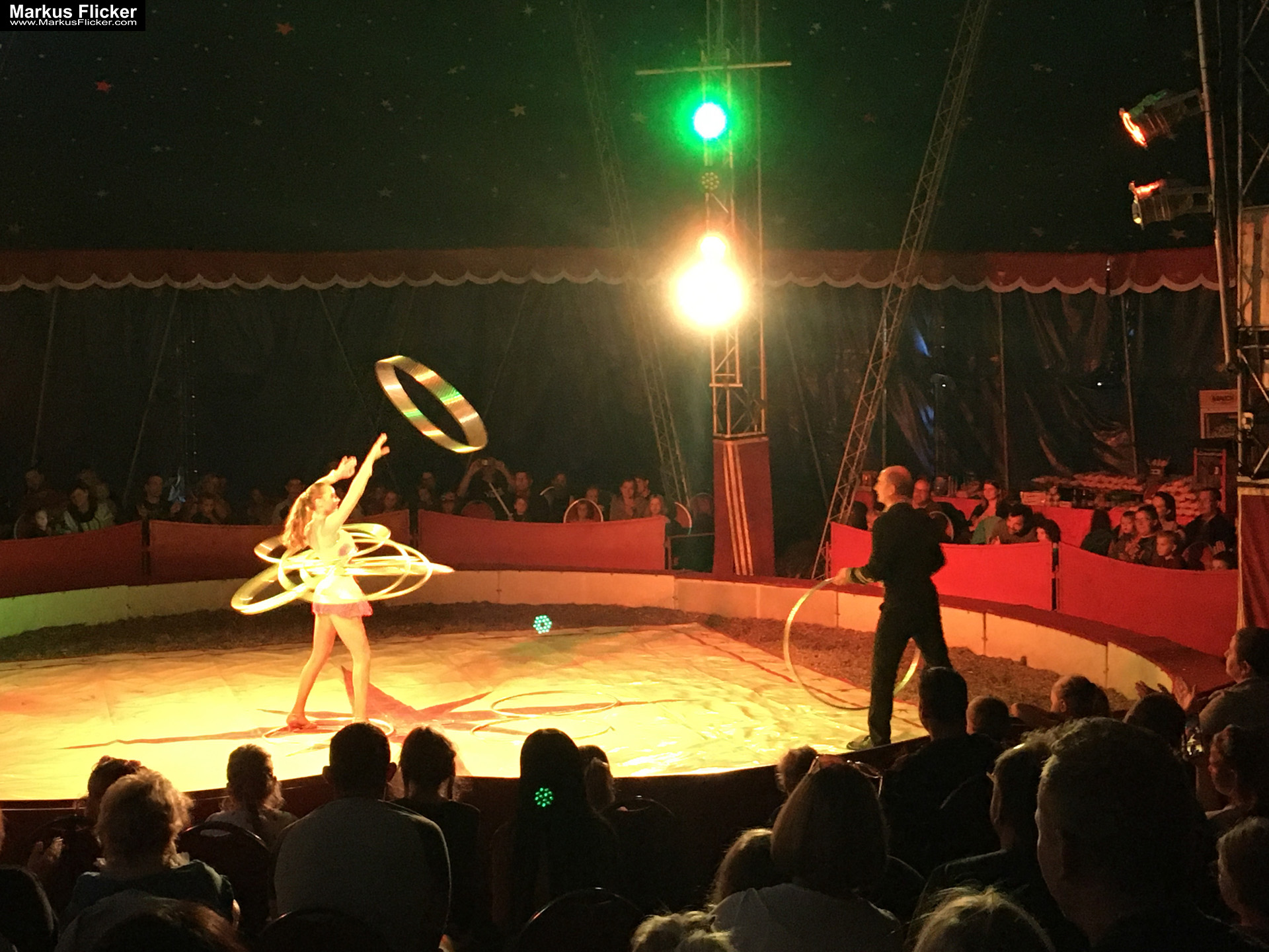 Der Zirkus ist in der Stadt. Fotografieren einer Vorstellung mit dem Smartphone