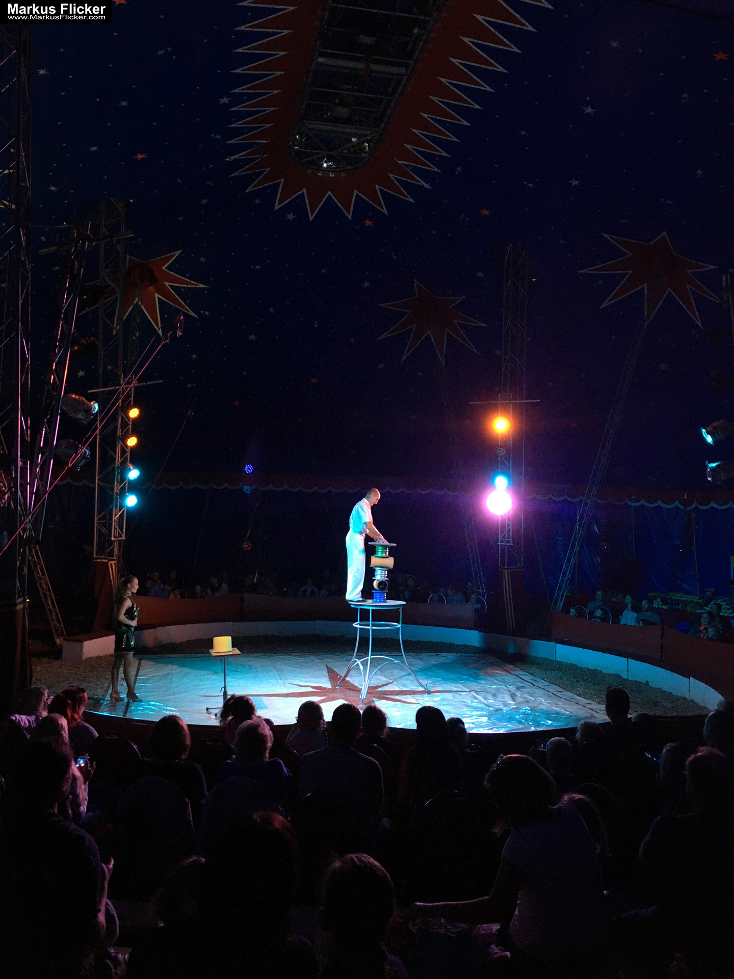 Der Zirkus ist in der Stadt. Fotografieren einer Vorstellung mit dem Smartphone