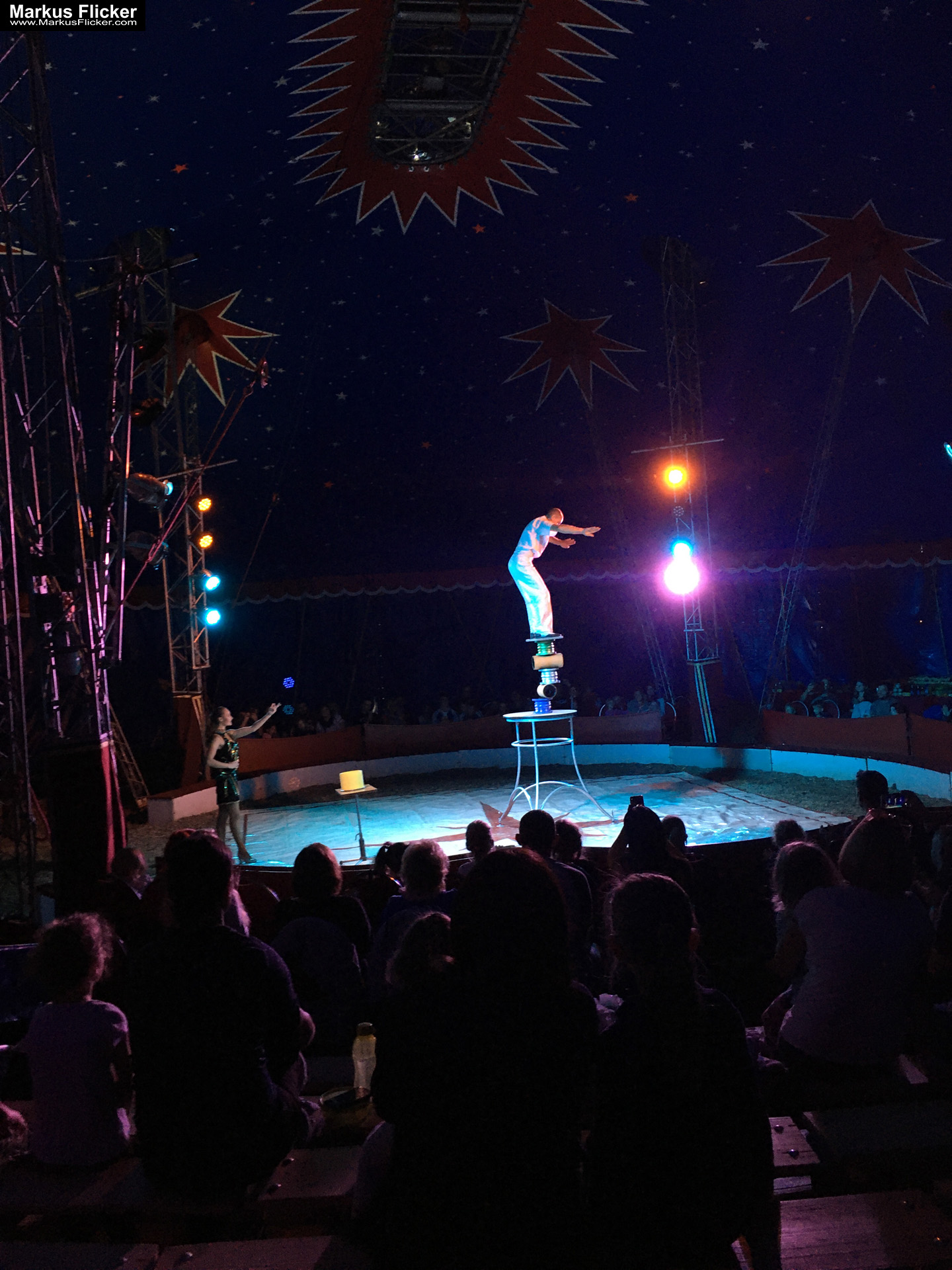 Der Zirkus ist in der Stadt. Fotografieren einer Vorstellung mit dem Smartphone