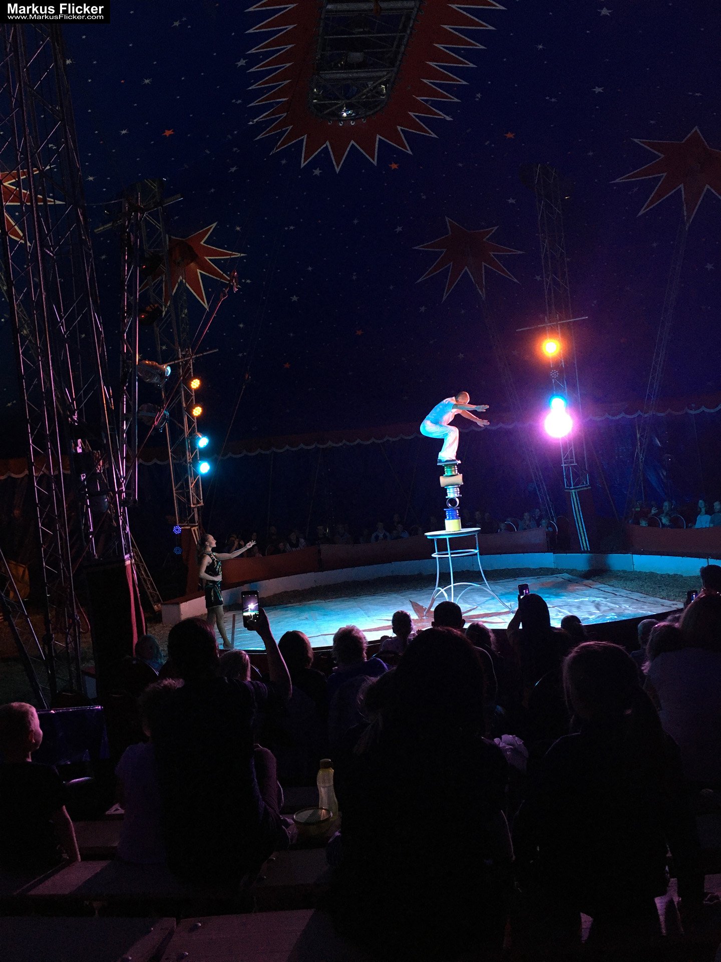Der Zirkus ist in der Stadt. Fotografieren einer Vorstellung mit dem Smartphone